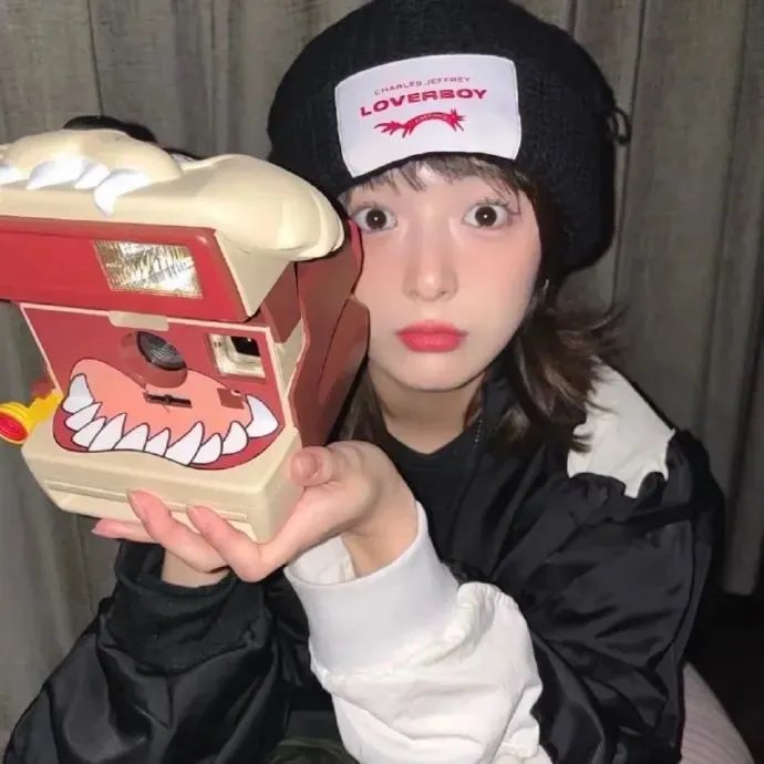 深深腥红